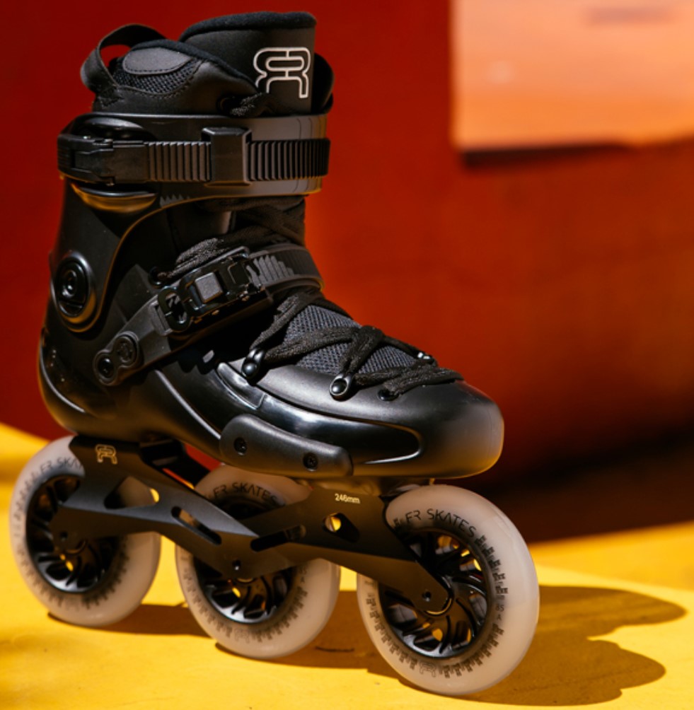 FR2 inline skate with 3 downtown 110 mm wheels in sideview